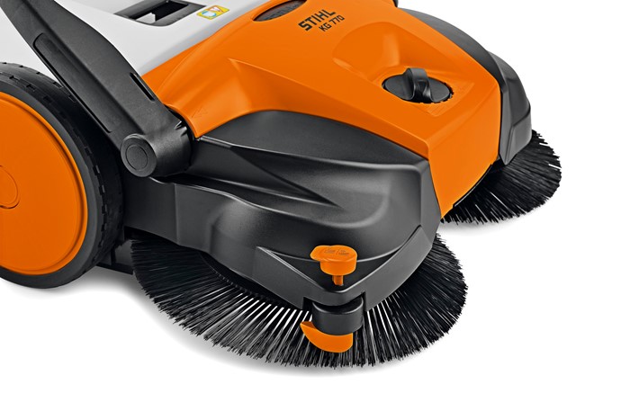 Spazzatrice manuale Stihl KG 770 robusta e compatta per superfici fino a 1500mq.